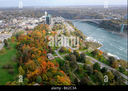 Caduta Vista aerea del Fiume Niagara e Niagara Ontario Canada dalla Torre Skylon Foto Stock