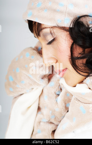 Giovane donna vestito in abiti invernali Foto Stock