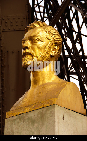 Busto di Gustave Eiffel sotto la Torre Eiffel, Parigi, Francia Foto Stock