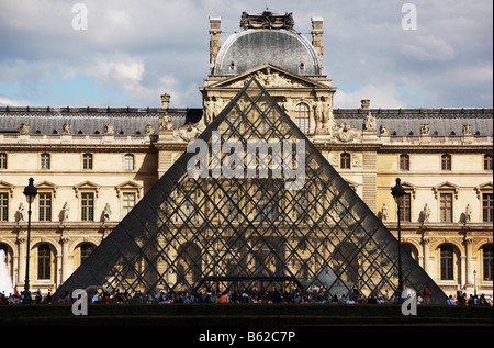 La piramide di vetro nella parte anteriore del Musee du Louvre, Parigi, Francia, Europa Foto Stock
