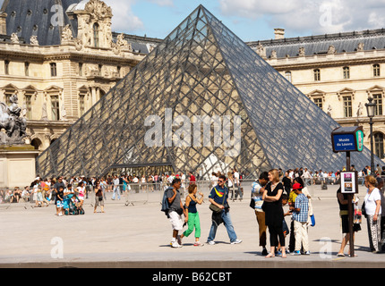 Piramide di vetro del Louvre, Parigi, Francia, Europa Foto Stock