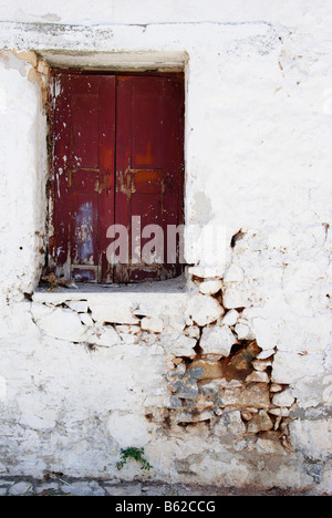 Finestra di una vecchia casa di Lindos, l' Isola di Rodi, Grecia, Europa Foto Stock