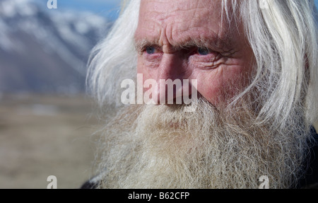 L'agricoltore senior con una lunga barba bianca, Hornafjordur fiordo, Islanda Orientale Foto Stock