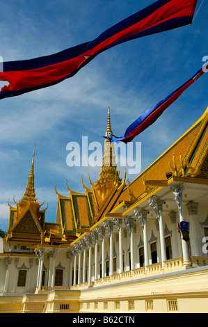 Soffiando bandiere nazionali presso il trono Hall, Palazzo Reale di Phnom Penh, Cambogia, sud-est asiatico Foto Stock