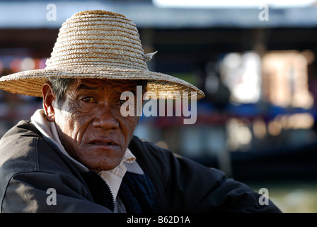 Il vecchio uomo birmano indossando un cappello di paglia, Lago Inle, MYANMAR Birmania, Sud Est asiatico Foto Stock