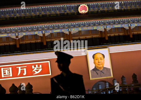 La Porta della Pace Celeste di notte nei pressi di piazza Tiananmen a Beijing in Cina nel mese di aprile 2008 Foto Stock