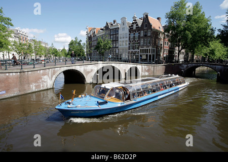 Gita turistica di barca su un grachtentour o canal tour, di fronte al canal case, Leidse Ecke Prinsengracht Amsterdam, Nethe Foto Stock