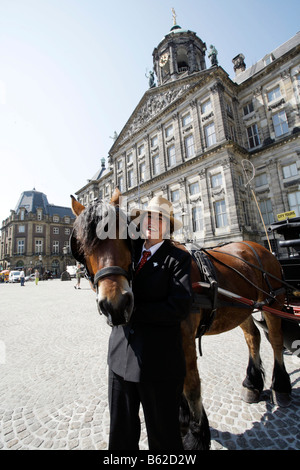 Palazzo Reale e la Piazza Dam, Centrum, carro trainato da cavalli come taxi e per visite guidate della città, Amsterdam, Paesi Bassi, Europa Foto Stock