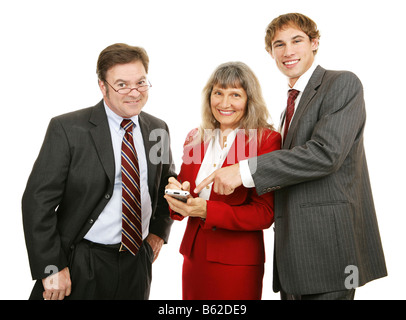 Gentile diversi team di business sui mercati di controllo su un personal computer isolato su bianco Foto Stock