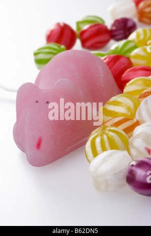 Lo zucchero candito topi colorati e caramelle su sfondo bianco Foto Stock