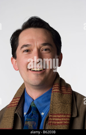 Ritratto di un uomo su una bianca backgreound indossare una camicia e cravatta Foto Stock