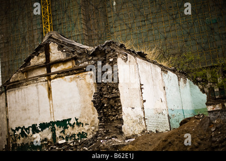 I resti di un distrutto hutong vicino a un grande edificio sito a Beijing in Cina nel mese di aprile 2008. Foto Stock