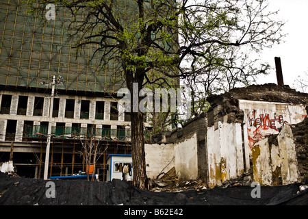 I resti di un distrutto hutong vicino a un grande edificio sito a Beijing in Cina nel mese di aprile 2008 Foto Stock