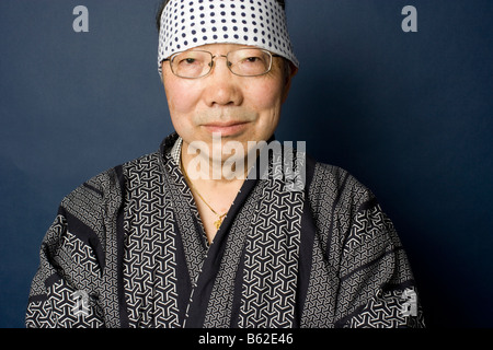 Ritratto di un anziano uomo giapponese indossando vestiti tradizionali Foto Stock
