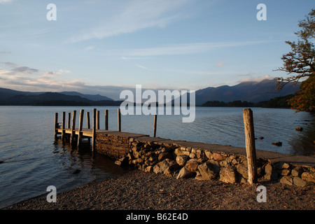 Pontile di sbarco e il litorale Derwent Water Keswick Lake District Cumbria Inghilterra England Foto Stock