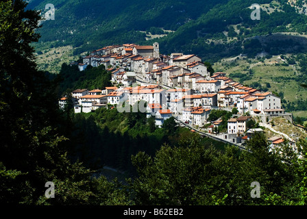 Villaggio Opi nel Parco Nazionale d'Abruzzo in Italia Foto Stock