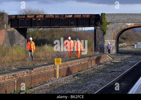 Binario ferroviario ispettori indossare indumenti ad elevata visibilità alla stazione Honeybourne, Worcestershire, England, Regno Unito Foto Stock