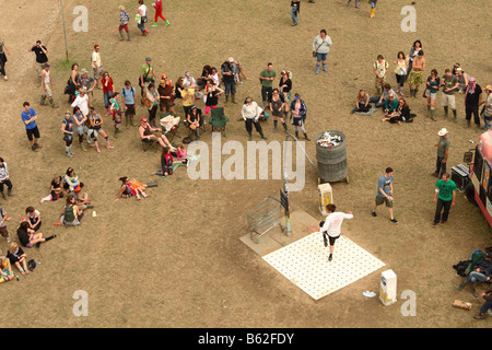 Glastonbury Festival pop Giugno 2008 Vista aerea della folla di appassionati spettatori guardando break dancing in The Park area del sito Foto Stock