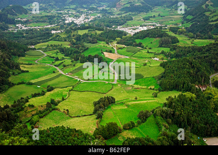 Un patchwork di campi e villaggio di Furnas annidato nella valle vulcanica dell'isola di Sao Miguel Azzorre Foto Stock