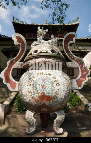 Grande piscina mosaico che copre un'urna composto da materiali riciclati stoviglie presso il tempio del Re Hung Vuong, Ho Chi Minh City, Vietnam Foto Stock