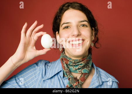 Ritratto di una donna tenendo un uovo Foto Stock