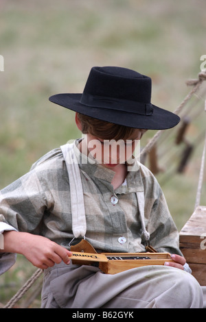 Un giovane ragazzo giocando con domino di pezzi a una guerra civile Rievocazione Storica presso la casa di Wade Greenbush Wisconsin Foto Stock