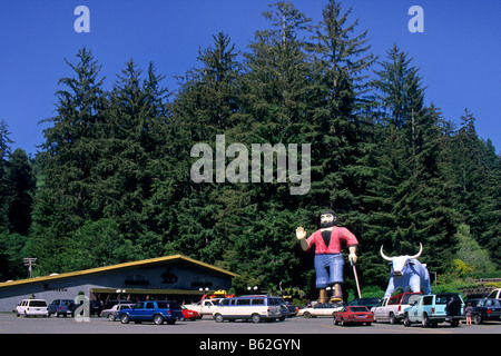 Statua di Paul Bunyan e Babe il bue blu alberi del mistero del Norte County in California Foto Stock