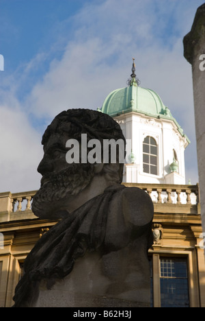 Statua fuori Shedonian Theatre, Oxford University Foto Stock