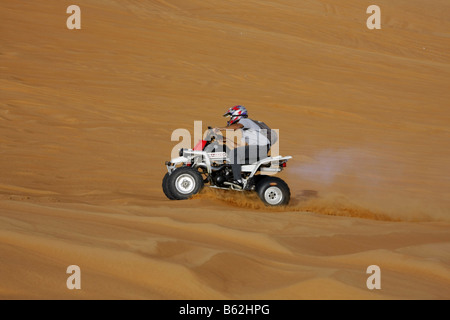 Un ATV presso il SAFARI NEL DESERTO DI DUBAI Foto Stock