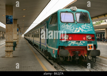 Italiano treno elettrico in attesa di Firenze Santa Maria Novella, Italia. Foto Stock