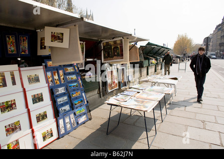 Gli osservatori pass stand di arte e fornitori sulla riva sinistra di Parigi " Senna Foto Stock