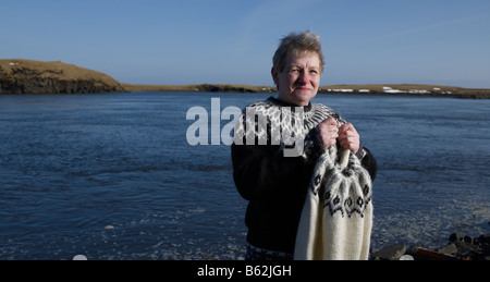 Maglieria Donna islandese tradizionale maglione di lana, Hornafjordur fiordo, Islanda Orientale Foto Stock