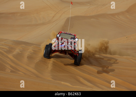 Un dune buggy presso il SAFARI NEL DESERTO DI DUBAI Foto Stock