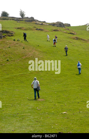 Un gruppo di persone di mezza età e anziani walkers ascendente Brant cadde, Lake District inglese Foto Stock