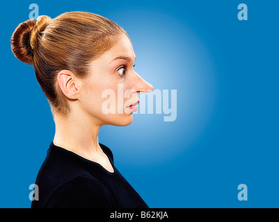 Close-up di una giovane donna con il naso lungo Foto Stock