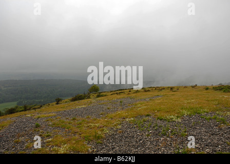 Basse nubi e foschia/nebbia sperimentato da Walkers nel Lake District inglese Foto Stock