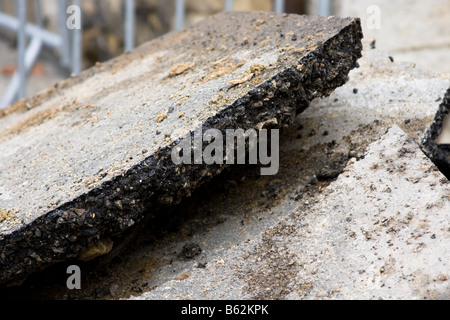 Rotture di asfalto di lastre da riparazione su strada Foto Stock