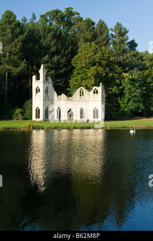 La stoltezza abbey rovinato in Painshill Park Cobham Surrey in Inghilterra REGNO UNITO Foto Stock