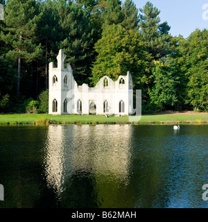 La stoltezza abbey rovinato in Painshill Park Cobham Surrey in Inghilterra REGNO UNITO Foto Stock