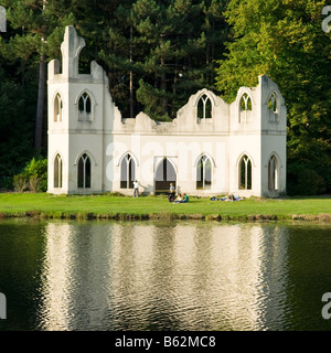 La stoltezza abbey rovinato in Painshill Park Cobham Surrey in Inghilterra REGNO UNITO Foto Stock