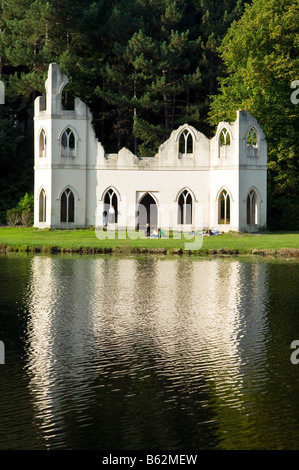 La stoltezza abbey rovinato in Painshill Park Cobham Surrey in Inghilterra REGNO UNITO Foto Stock