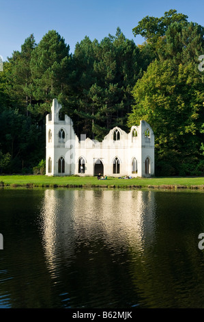 La stoltezza abbey rovinato in Painshill Park Cobham Surrey in Inghilterra REGNO UNITO Foto Stock