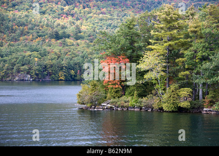 Colore di autunno colore in Montagne Adirondack, dello Stato di New York. Le rive del lago George. Foto Stock