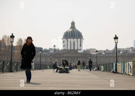 Una vista dell'Institut de France attraverso il Pont des Arts Foto Stock