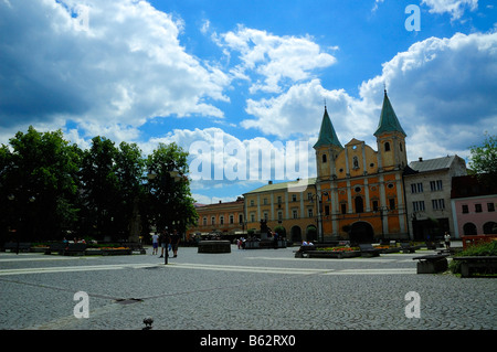 Zilina è di nuovo ricostruita città storica piazza con la Chiesa di San Paolo Apostolo. Foto Stock