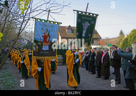 Parade contaminano dignitari chevaliers vignerons, St Vincent festival, Villy vicino a Chablis, Borgogna, Francia.50517 Chablis2005 Foto Stock