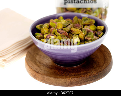 Fresco verde Sgusciate i Pistacchi Noci in una terrina isolata contro uno sfondo bianco con nessun popolo e un tracciato di ritaglio Foto Stock