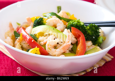 Una deliziosa tazza di gamberetti e insalata di verdure in stile tailandese Foto Stock