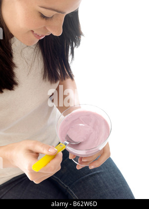 Donna di mangiare yogurt probiotici Modello rilasciato Foto Stock