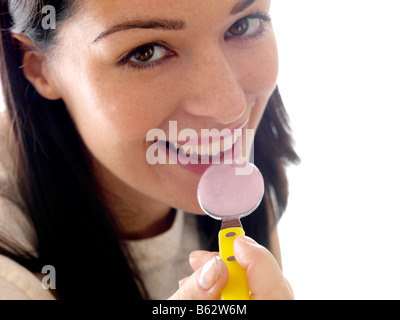 Donna di mangiare yogurt probiotici Modello rilasciato Foto Stock